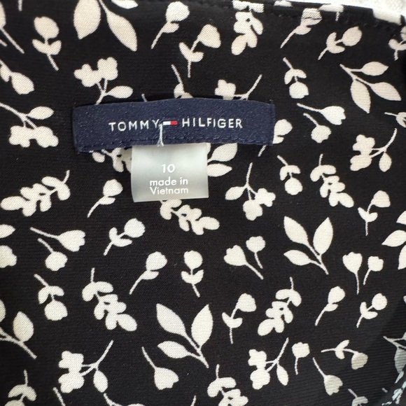 Tommy Hilfiger
Women's Printed Flutter-Sleeve Dress Size 10 - Picture 4 of 4